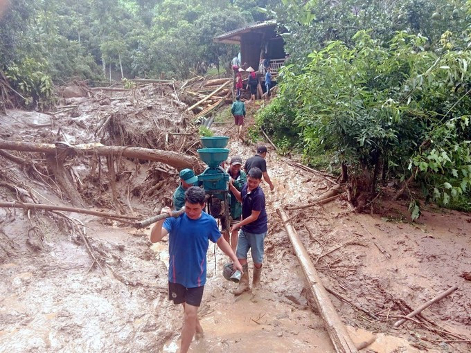 Evacution des biens des habitants de la commune de Bo Sinh, province de Son La (Nord) vers un endroit sûr. Photo : VNA