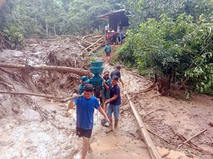 Evacution des biens des habitants de la commune de Bo Sinh, province de Son La (Nord) vers un endroit sûr. Photo : VNA