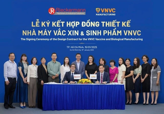 La Vietnam National Vaccine Company (VNVC) signe un contrat avec le groupe allemand Rieckermann pour la conception d'une usine de fabrication de vaccins et de produits biologiques à bilan carbone nul, à Hô Chi Minh-Ville, le 15 janvier 2025. Photo : VGP