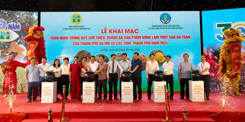 Ouverture de la "Semaine de présentation et de promotion des produits agricoles, sylvicoles et aquatiques sûrs de la ville de Hanoi et d'autres provinces et villes en 2024" au centre commercial Big C Thang Long (Hanoi). Photo: VNP