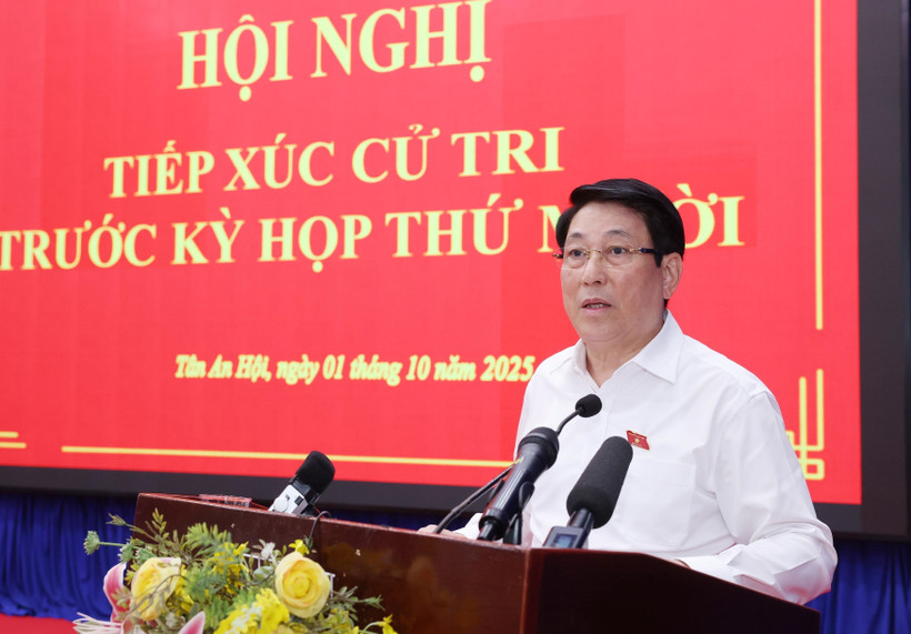 Le président Luong Cuong s’exprime lors de la conférence avec les électeurs avant la 10e session de l’Assemblée nationale de la 15e législature, le 1er octobre, dans la commune de Tân An Hôi, à Hô Chi Minh-Ville. Photo : VNA