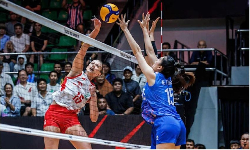 Les joueuses polonaises (en maillot blanc) ont démontré leur supériorité en s’imposant 3-1 face à leurs adversaires vietnamiennes après avoir perdu le premier set. Photo : FIVB