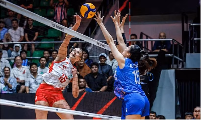Les joueuses polonaises (en maillot blanc) ont démontré leur supériorité en s’imposant 3-1 face à leurs adversaires vietnamiennes après avoir perdu le premier set. Photo : FIVB