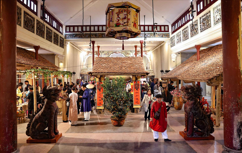 Ambiance du Têt au Centre culturel, 22 rue Hàng Buôm, Hanoï. Photo: VNA