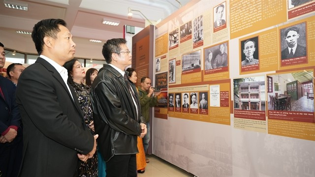 Des visiteurs voient des photos à l'exposition « Le chemin révolutionnaire du camarade Hô Chi Minh en Chine ». Photo: VNA