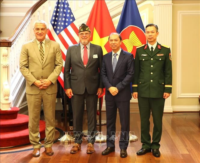 Kelly McKeague, directeur de la DPAA (à l’extrême gauche), pose pour une photo avec l’ambassadeur du Vietnam aux États-Unis, Nguyên Quôc Dung (2e à partir de la droite), lors d’une cérémonie de remise de commémorations de guerre à Washington, le 15 juillet 2025. Photo : VNA