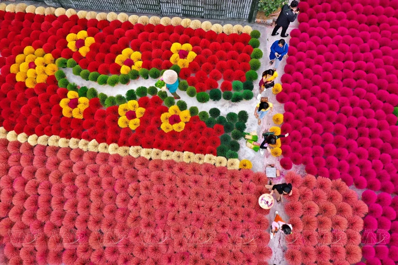 Des bouquets d'encens aux couleurs vives créent un effet visuel incroyable. Photo : VNP