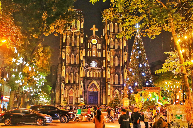Devant la cathédrale Saint-Joseph de Hanoi. Photo: kidsplaza.vn