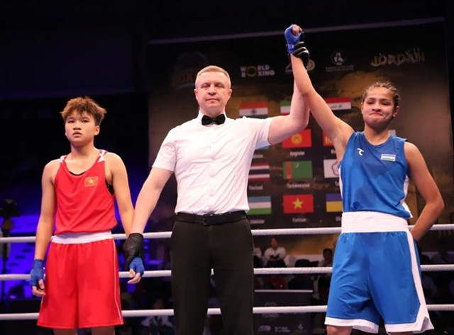 Luu Thi Ngoc Hà (Vietnam) (à gauche) s’incline face à Alimkhanova Raykhona (Zambie) en demi-finale des moins de 15 ans (-43 kg) et remporte ainsi le bronze aux Championnats d’Asie de boxe U15 et U17 2025. Photo: Asianboxxing