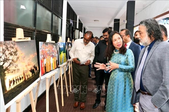 L’ambassadrice du Vietnam au Sri Lanka, Trinh Thi Tâm présente des photos sur la terre et les hommes vietnamiens lors de l’événement, à Colombo, le 19 mai. Photo: VNA