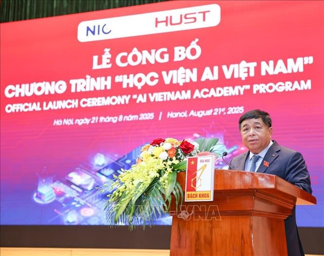 Le vice-Premier ministre Nguyên Chi Dung s’exprime lors de la cérémonie, à Hanoi, le 21 août. Photo : VNA