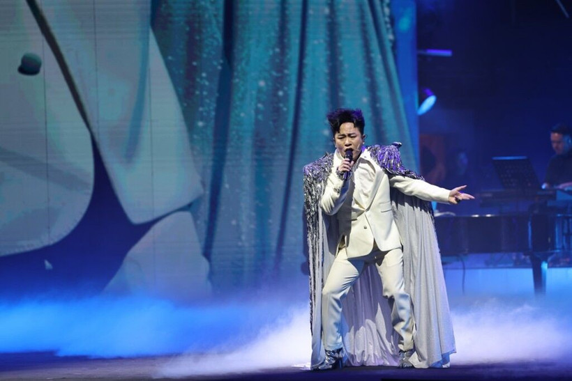 Tùng Duong lors de son spectacle intitulé "Nguoi dàn ông hát" (L'homme qui chante, en français) qui a connu un vif succès dans sa carrière de chanteur. Photo : CTV