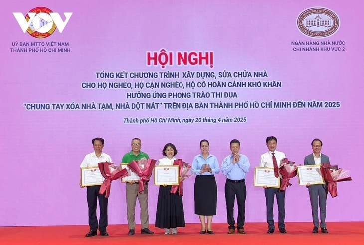 Mise à l'honneur des particuliers et collectifs ayant contribué activement à l'élimination des logements insalubres à Hô Chi Minh-Ville en 2025. Photo: VOV