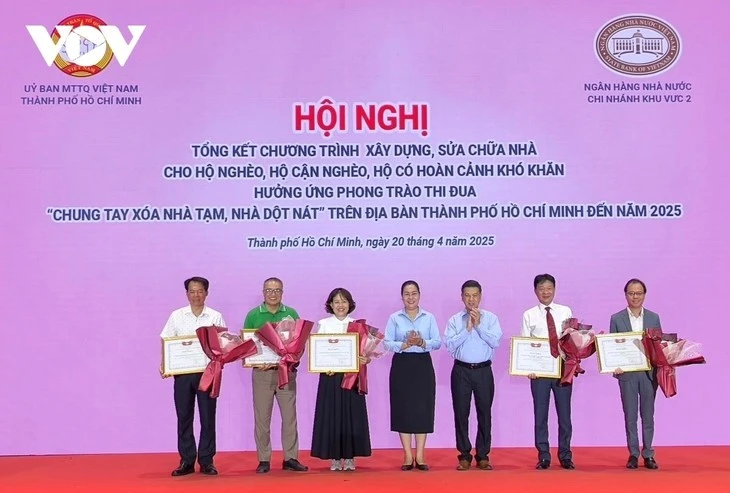 Mise à l'honneur des particuliers et collectifs ayant contribué activement à l'élimination des logements insalubres à Hô Chi Minh-Ville en 2025. Photo: VOV