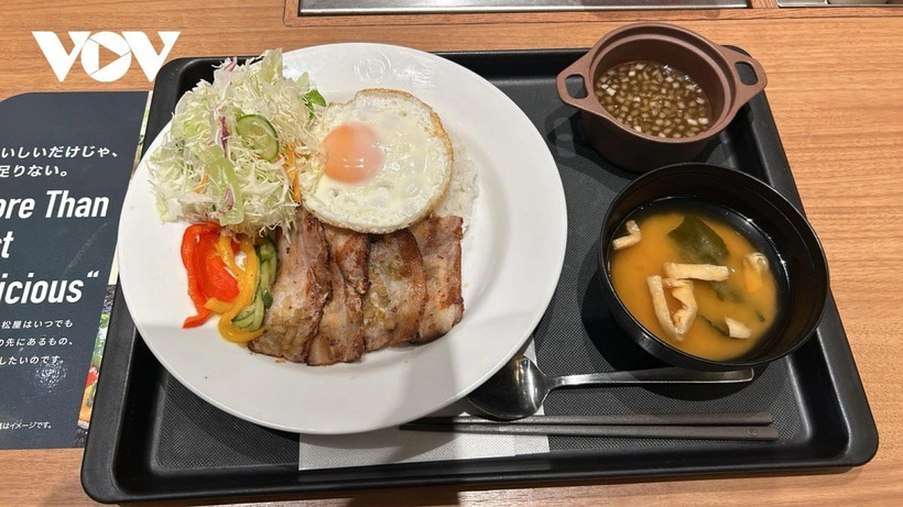 Matsuya a décidé d’introduire dans ses 1.300 restaurants un plat apprécié des Vietnamiens : le cơm tấm (riz brisé vietnamien, servi avec porc grillé). Photo : VOV