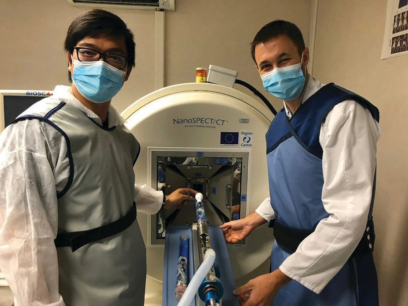 Les recherches de Dr. Nguyên Phuoc Vinh (gauche) apportent des solutions prometteuses pour améliorer l’efficacité de la chimiothérapie dans le traitement du cancer. Photo : CTV