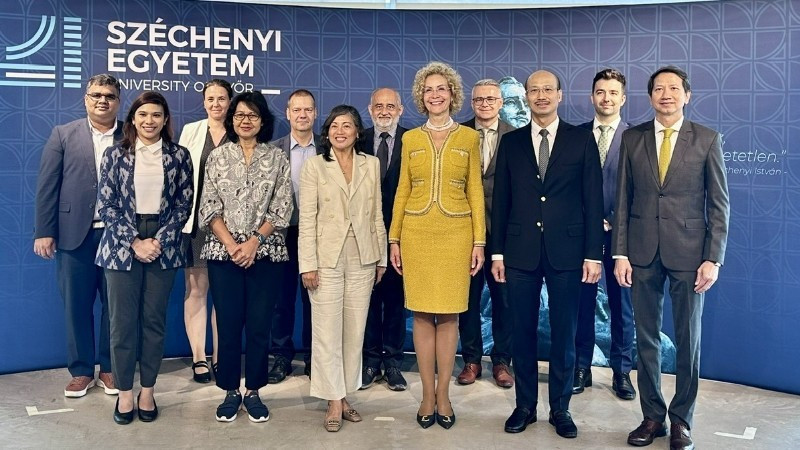 L'ambassadeur Bui Lê Thai (deuxième à partir de la droite, premier rang) et les ambassadeurs de l'ASEAN en Hongrie visitent l'Université de Győr. Photo : ambassade du Vietnam en Hongrie