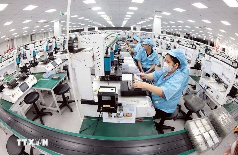 Une chaîne de production de la SARL Khvatec Thai Nguyên (entreprise à capitaux sud-coréens) dans le parc industriel de Yên Binh, ville de Phô Yên. Photo : VNA