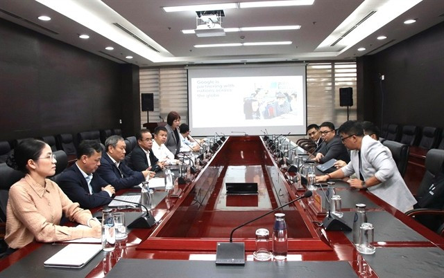 Des représentants du comité populaire de la ville de Dà Nang et de Google for Education lors d’une séance de travail sur le plan de coopération en matière d'éducation et de mise en œuvre de solutions basées sur l'intelligence artificielle. Photo : gracieuseté du Comité populaire de la ville de Dà Nang