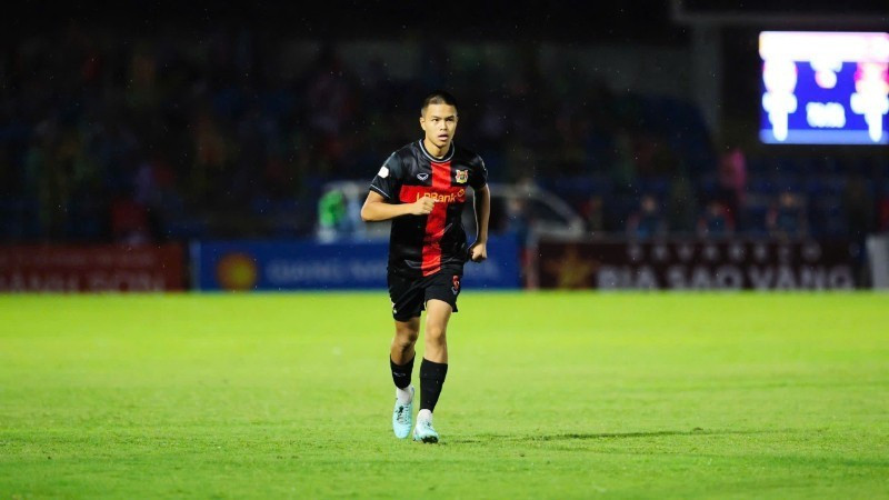 Le footballeur Chung Nguyen Do porte le maillot du club de Ninh Binh. Photo : NDEL