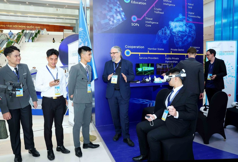 Les délégués visitent l’espace d’exposition technologique des Nations Unies lors de la cérémonie d’ouverture de la Convention de Hanoi. Photo : VNA