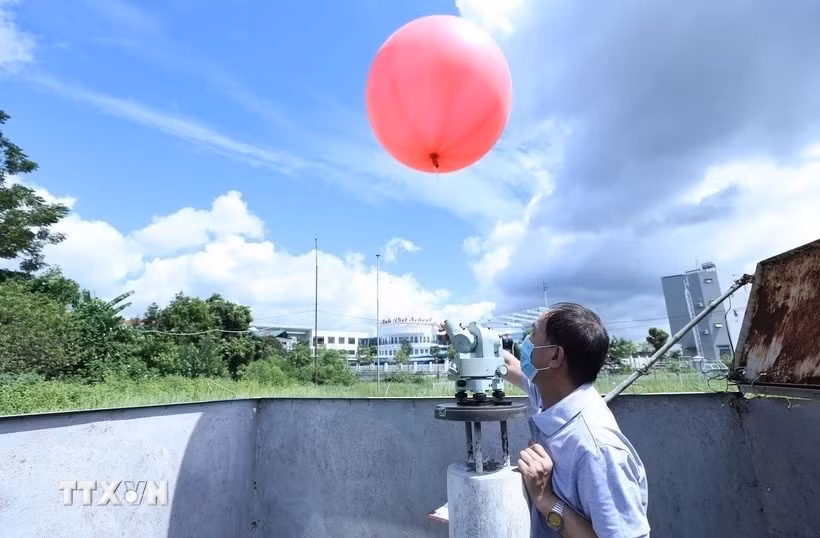 L’application des sciences et technologies dans la prévision et l’alerte précoce des catastrophes naturelles est considérée comme une nécessité urgente dans le contexte de conditions météorologiques extrêmes. Photo: VNA