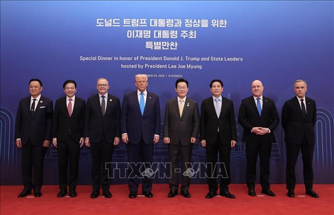 Les président sud-coréen Lee Jae Myung (5e à partir de la gauche) et les dirigeants de l’APEC posent pour une photo de groupe. Photo : VNA