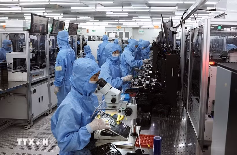 Ligne de production de modules de caméra et de composants électroniques dans l'usine de MCNEX VINA Co. Ltd, une entreprise à capitaux sud-coréens située dans le parc industriel de Phuc Son, province de Ninh Binh. Photo : VNA