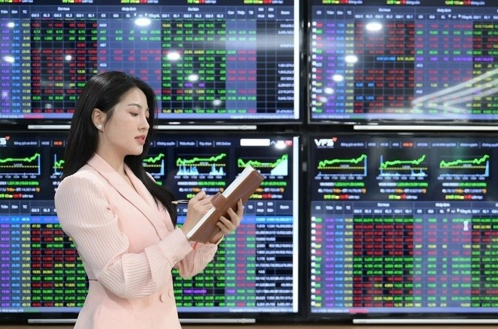 L’annonce officielle faite le 8 octobre par FTSE Russell du relèvement du classement du Vietnam, passant du statut de marché frontière à celui de marché émergent secondaire, est considérée comme une réalisation historique. Photo: congthuong.vn