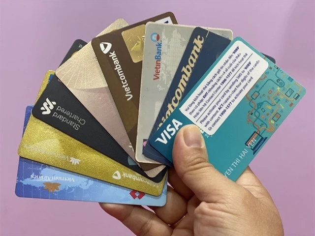 Depuis le 1er juillet, toutes les transactions nationales par carte à bande magnétique, y compris la bande des cartes à puce hybrides, sont désactivées. Photo : baotintuc.vn