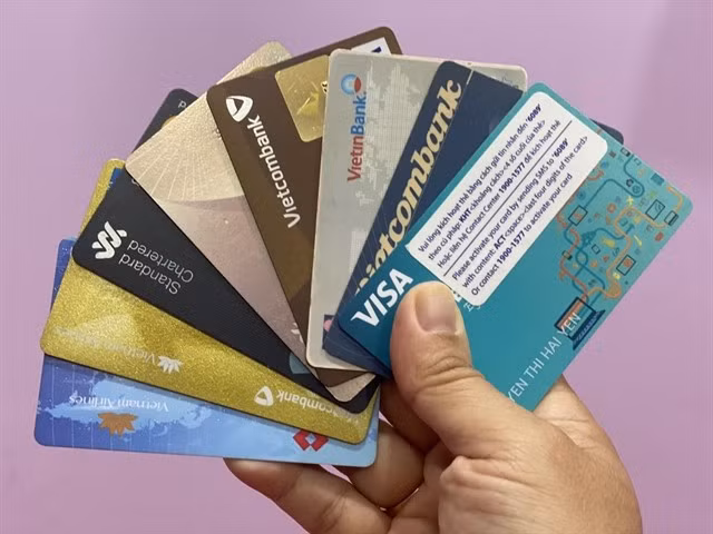 Depuis le 1er juillet, toutes les transactions nationales par carte à bande magnétique, y compris la bande des cartes à puce hybrides, sont désactivées. Photo : baotintuc.vn