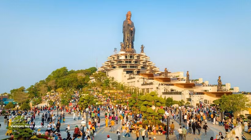 Le mont Bà Den (Dame Noire) dans la province de Tây Ninh (Sud) Connue comme la destination spirituelle la plus célèbre du Sud. Photo: VNA