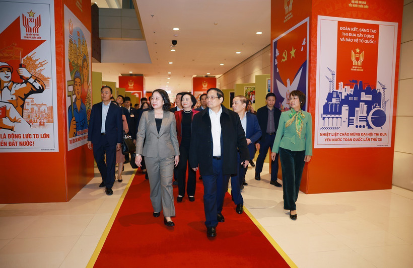 Le Premier ministre Pham Minh Chinh inspecte l’espace d’exposition photographique présentant le mouvement d'émulation patriotique à travers différentes périodes, organisée par l'Agence vietnamienne d’information. Photo : VNA