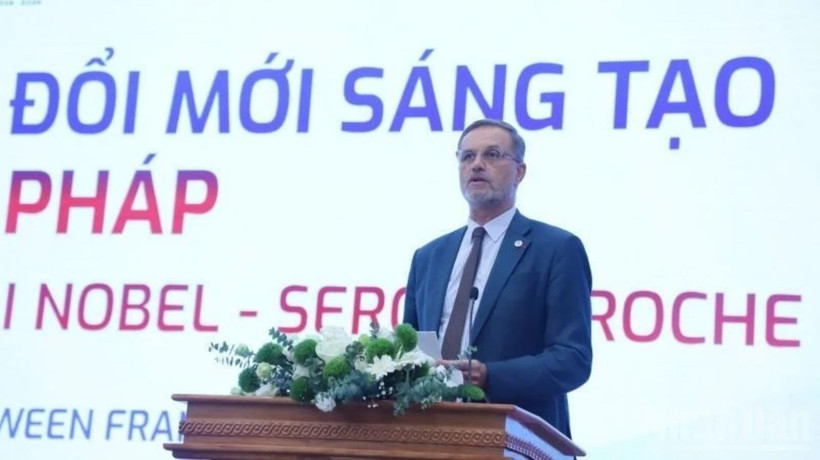 L’ambassadeur de France au Vietnam, Olivier Brochet, prend sa parole au forum. Photo: VNA