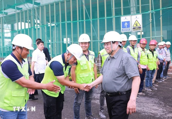Le Premier ministre Pham Minh Chinh lors de son inspection du chantier du projet de Centre d’exposition du Vietnam (VEFAC) dans le district de Dông Anh à Hanoi, le 19 mai. Photo: VNA