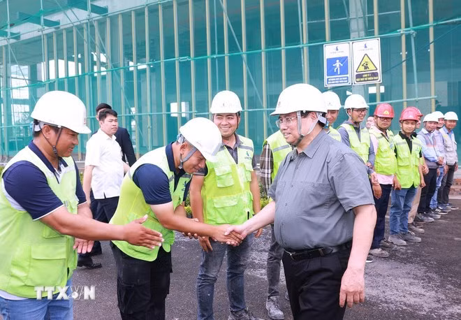 Le Premier ministre Pham Minh Chinh lors de son inspection du chantier du projet de Centre d’exposition du Vietnam (VEFAC) dans le district de Dông Anh à Hanoi, le 19 mai. Photo: VNA