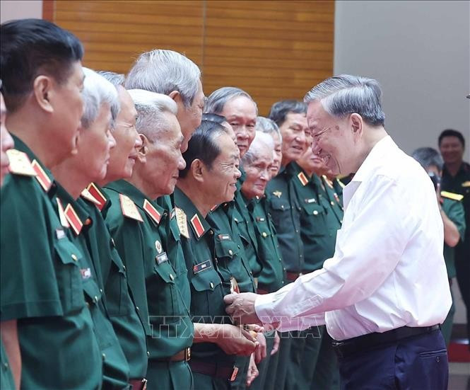 Le secrétaire général du Parti, Tô Lâm, avec les délégués, à Hanoi, le 31 juillet. Photo: VNA