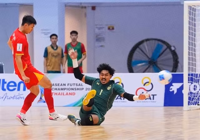 Nguyên Thinh Phat (à gauche) tente de dribbler le gardien thaïlandais lors de leur match du groupe A du Championnat de futsal de l’ASEAN 2026, en Thaïlande, le 8 avril. Photo : VFF
