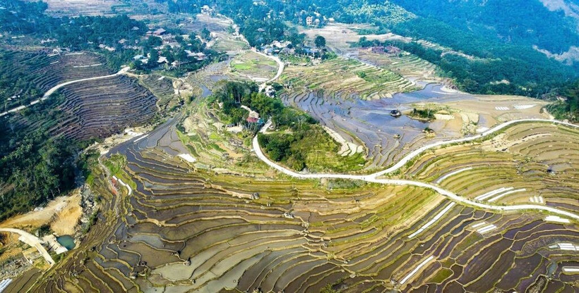 Vue aérienne de rizières en terrasses épousant les flancs de montagne, entre grandeur et poésie. Photo : CTV/CVN