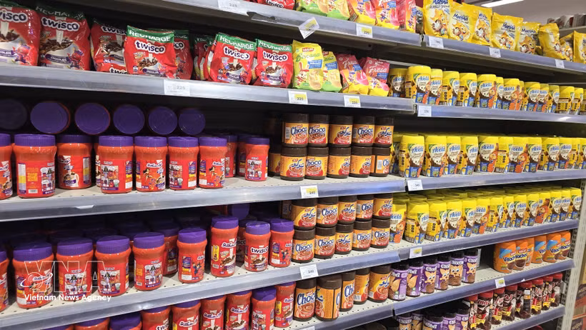 Dans un rayon de supermarché. Les principaux produits agricoles vietnamiens exportés en Algérie comprennent le café, les noix de cajou, le poivre, le riz, la noix de coco séchée et certains produits aquatiques. Photo: VNA