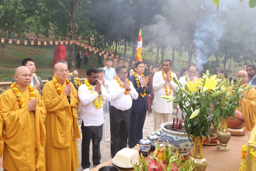 Le président sri-lankais Anura Kumara Dissanayaka (3e à partir de la gauche), lors de sa visite de la pagode de Bai Dinh, dans le district de Gia Viên, province de Ninh Binh (Nord), le 4 mai. Photo: VNA