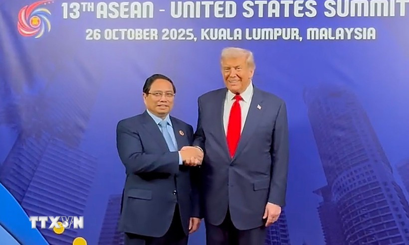 Le Premier ministre vietnamien Pham Minh Chinh et le président américain Donald Trump, à Kuala Lumpur, en Malaisie, le 26 octobre 2025. Photo: VNA