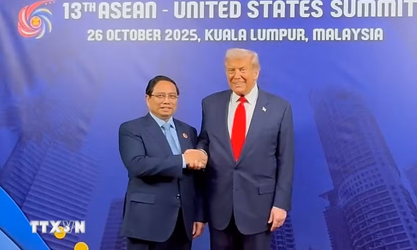 Le Premier ministre vietnamien Pham Minh Chinh et le président américain Donald Trump, à Kuala Lumpur, en Malaisie, le 26 octobre 2025. Photo: VNA