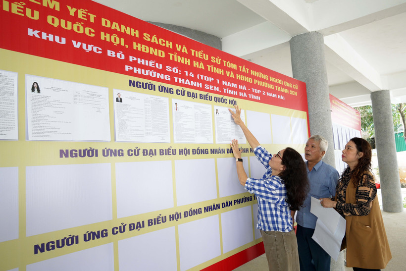 Des électeurs de la province de Hà Tinh consultent la liste des candidats aux élections législatives de la 16e législature et les élections des Conseils populaires de différents échelons pour le mandat 2026-2031. Photo : VNA