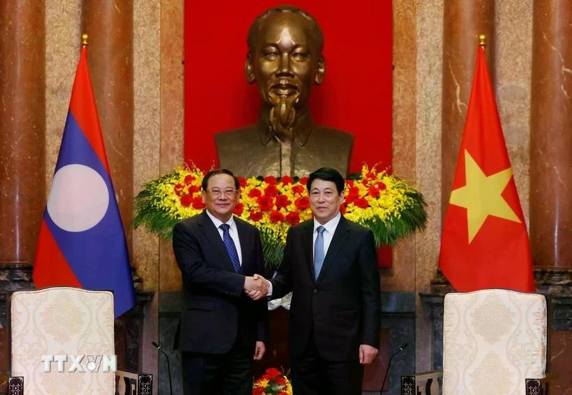 Le président Luong Cuong (à droite) reçoit le Premier ministre lao Sonexay Siphandone en marge du sommet P4G à Hanoï le 17 avril. Photo : VNA