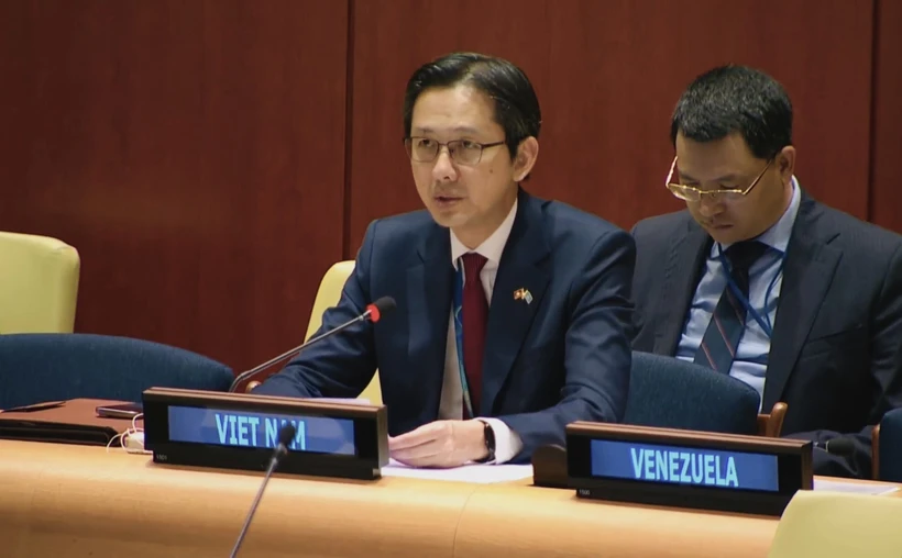 L’ambassadeur Dô Hung Viêt, représentant permanent du Vietnam auprès des Nations Unies, intervient lors d’un débat sur la paix en Afrique. Photo : VNA