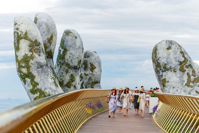 Touristes sur le pont d'Or à Dà Nang.