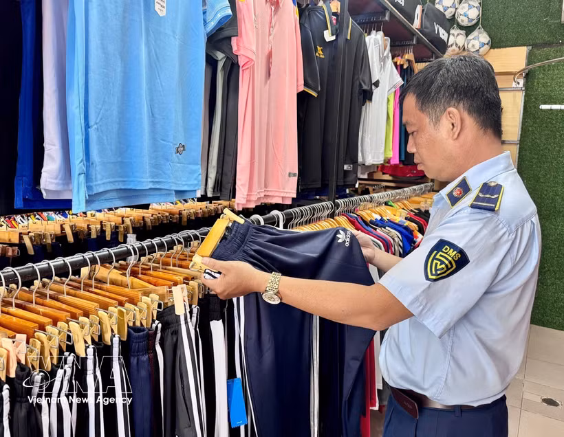 Les forces de gestion des marchés de Hô Chi Minh-Ville inspectent les établissements commerciaux à Cu Chi. Photo : VNA