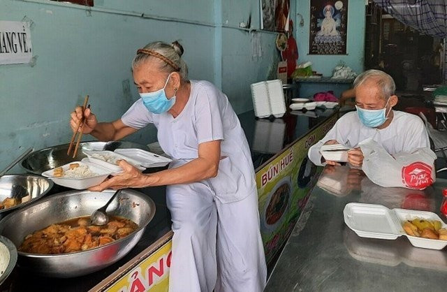 Chaque jour, Mme My et son époux préparent et offrent des repas végétariens aux personnes en difficulté. Photo: vwu.vn