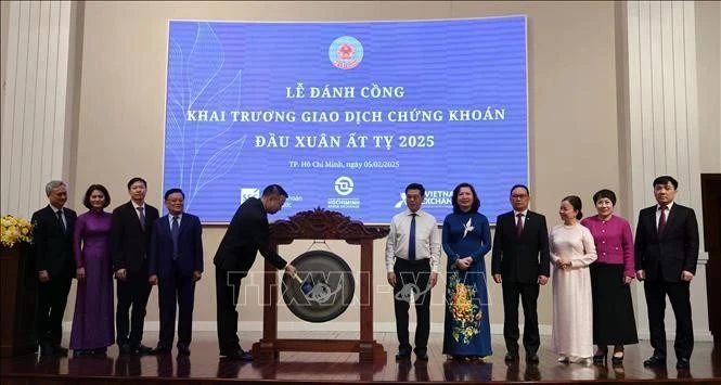 La cérémonie d’ouverture de la première séance boursière de 2025 au Service des transactions boursières de Hô Chi Minh-Ville (HoSE). Photo : VNA